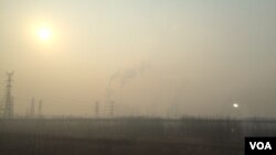 2016年元旦,雾霾中的北京郊外。(美国之音叶兵拍摄)