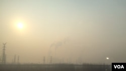 2016年元旦,雾霾中的北京郊外。(美国之音叶兵拍摄)