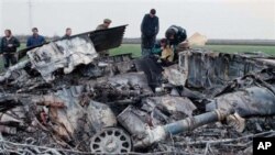 1999年3月28日,南斯拉夫军事专家在检查被击落的美军F-117隐形战机残骸