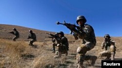 阿富汗国民军士兵在喀布尔的一个军事基地进行训练。(2014年11月23日)