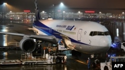 一架日本政府的包机准备飞离东京羽田机场前往中国武汉撤回日本国民。(2020年1月28日)