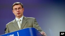 欧盟委员会执行副主席兼欧盟贸易专员瓦尔迪斯·东布罗夫斯基斯（Valdis Dombrovskis）在布鲁塞尔的一次会议上讲话。（资料照）