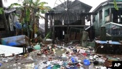 Nhà cửa trong thủ phủ Sittwe, bang Rakhine của Miến Điện, hư hại trong vụ bạo động hồi tháng 6