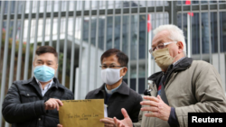 香港著名天主教神父甘浩望(Franco Mella)等人在政府总部外递交请愿信(路透社)