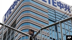 北京街头的中兴公司标志