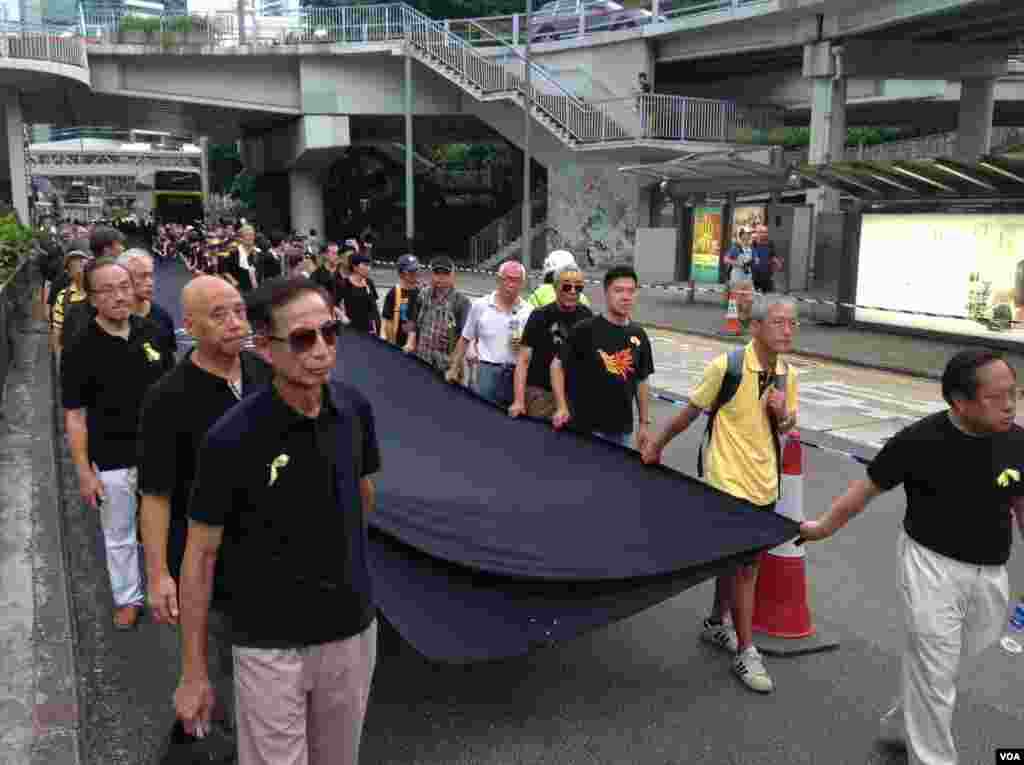 和平占中发起黑布大游行抗议假普选 （美国之音海彦拍摄）