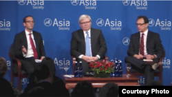 亚洲协会政策研究所主席、前澳大利亚总理陆克文(中)主持习近平访美讨论会(2015年9月23日,美国亚洲协会提供 )