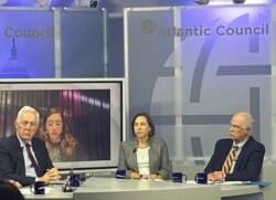 前美国国家情报局副局长贝思·桑纳(Beth Sanner,左二)2024年10月8日出席华盛顿智库大西洋理事会举办的主题为“下一届美国政府和未来二十年的两党伊朗战略”的报告发布会(美国之音薛小山拍摄)