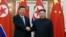 Chủ tịch Trung Quốc Tập Cận Bình, trái, bắt tay nhà lãnh đạo Triều Tiên Kim Jong Un tại Bình Nhưỡng. (Ảnh do Thông tấn xã Trung Ương Triều Tiên KCNA công bố ngày 21/6/2019.) 