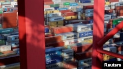 上海自由贸易区的洋山深水港内货柜林立 (2016年9月24日图片)