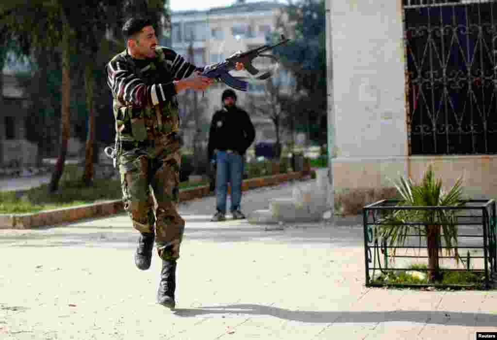 Một thành viên của quân đội Giải phóng Syria nhắm bắn vào một tay súng bắn tỉa ở Aleppo, ngày 31/12/2012.