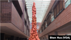 资料照片:位于香港大学校园内的“国殇之柱” 。(美国之音申华拍摄)