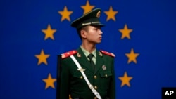 一名中国警察站立在欧盟驻华代表团北京办公室外。(资料照片)