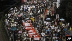 香港居民7月29日在香港市中心区游行,抗议在中小学设立爱国主义课程。他们担心这会导致洗脑