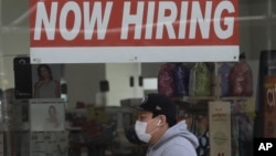 资料照:2020年5月疫情期间美国旧金山一家药局门口贴着招聘广告 (美联社)