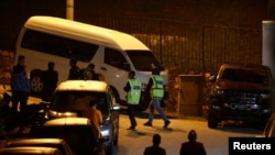 马来西亚武装警察搜查前总理纳吉布在吉隆坡的住所。(2018年5月16日)