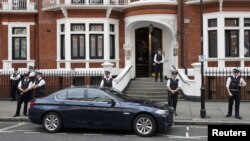 Cảnh sát Anh đứng bên ngoài Đại sứ quán Ecuador, nơi nhà sáng lập Wikileaks Julian Assange đang ẩn náu