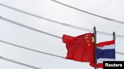 资料照片:泰国曼谷东部罗勇府泰中罗勇工业区入口处的泰国和中国旗帜。(2016年4月7日)