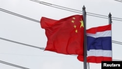 泰国曼谷东部罗勇府泰中罗勇工业区入口处的泰国和中国国旗。(2016年4月7日)