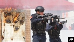 Binh sỹ của lực lượng tuần dương Đài Loan đang diễn tập chống khủng bố