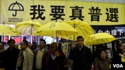 香港 “鸠呜团”纪念持续抗争1,500日举行街头论坛探讨泛民本土大团结。 (美国之音汤惠芸拍摄)