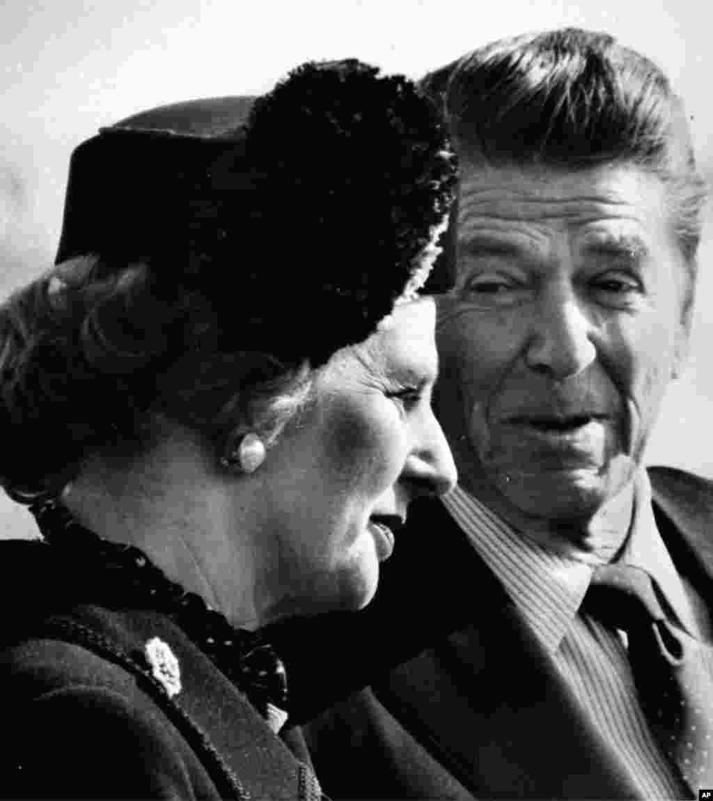 Tổng thống Mỹ Ronald Reagan đón Thủ tướng Thatcher đến Mỹ với nghi lễ dành cho quốc khách. 26/2/1981.
