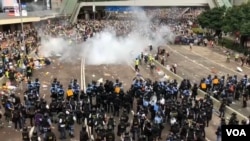 香港6-12警民大冲突后,有建制派立法会议员呼吁港府暂缓修订《逃犯条例》。 (美国之音汤惠云拍摄)