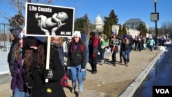 2014年1月22日,数百美国人聚集在国会大厦前抗议美国的堕胎合法化。