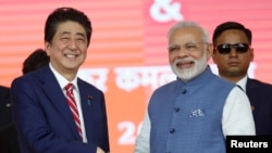 日本首相安倍晋三与印度总理莫迪在艾哈迈德巴德的高铁动工仪式上握手。（2017年9月14日）