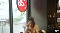 Bola dunia raksasa dengan diameter tujuh meter - merupakan karya seni berjudul "Gaia" oleh seniman Luke Jerram - digantung dan berputar pada atap Katedral St Paul di Melbourne, Australia. (Foto: AFP)