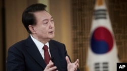 韩国总统办公室2024年2月7日公布2月4日接受韩国广播电视台（KBS）专访的照片。