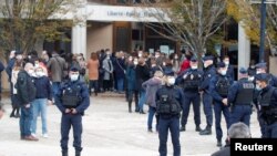 Người dân tụ tập bên ngoài trường College du Bois d'Aulne sau vụ tấn công ở Conflans St Honorine ngoại ô Paris, Pháp, ngày 17 tháng 10, 2020.