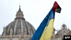 在教宗方济各在三钟经祷告期间对人群讲话时,在圣彼得广场见到的乌克兰旗帜。(2024年3月10日)