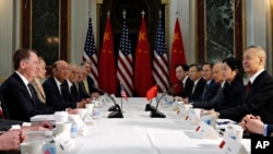 美国贸易代表莱特希泽与中国副总理刘鹤在白宫艾森豪威尔行政大楼举行双边贸易谈判。(2019年2月21日)