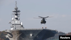 停靠在日本横须贺港的日本海上自卫队直升机护卫舰“出云号”(资料照片)