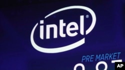 资料照:纳斯达克市场网站上的英特尔标识