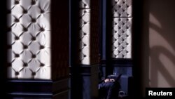 2016年3月17日,一位电脑专家在悉尼网络安全会议期间展示并操作其手提电脑(路透社)