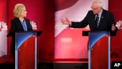 美国民主党参选人希拉里克林顿(左)和伯尼桑德斯在南卡罗莱纳州举行的民主党初选辩论会上 (2016年1月17日)