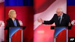 民主党总统参选人前国务卿希拉里·克林顿(左)与佛蒙特州联邦参议员桑德斯在南卡罗来纳州的一场民主党初选辩论会上。(2016年1月17日)