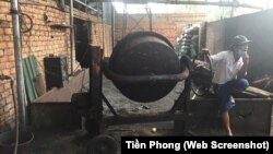 Máy trộn dùng để nhuộm cà phê với dung dịch bột pin ở cơ sở rang xay cà phê của bà Nguyễn Thị Thanh Loan.
