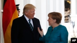 美国总统川普和德国总理默克尔在白宫西翼外(2017年3月17日)