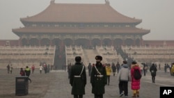 2015年12月22日,中国武警在雾霾下的故宫站岗