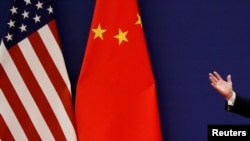 资料照:2017年11月9日,特朗普与中国领导人习近平在北京人大会堂会见工商界领导人。