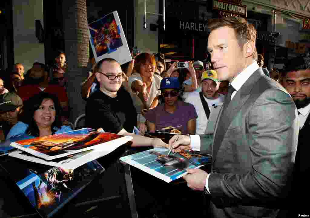 在好莱坞举行的电影《银河护卫队2》(Guardians of the Galaxy Vol. 2." )的世界首映式上,票房好手、演员克里斯·帕拉特(Chris Pratt)为影迷签名(2017年4月19日)。 《银河护卫队2》 5月里在中国上映了。《银河护卫队2》集动作和幽默为一体,凭借引人入胜的画面和70年代的摇滚乐来吸引各个年龄的观众,这似乎是一种百试不爽的成功配方。目前,这部续集已经赚取了6亿3000万票房。 这类影片层出不穷,显示影迷们对科幻惊悚片和漫画英雄的胃口不减,又将给好莱坞带来一个强劲的夏季票房。