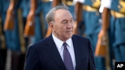 在北京人民大会堂举行的欢迎仪式上,哈萨克斯坦总统卡耶夫检阅中国仪仗队(2018年6月7日)。