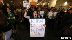 在新奥尔良市反对川普当选美国总统的示威群众中,有人手持标语“不要川普,不要三K党,不要法西斯美国”(2016年11月10日)