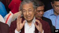 马来西亚前总理马哈蒂尔在大选后举行记者会。(2018年5月9日)