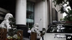 广州市中级人民法院外的保安人员。(资料照片)