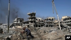 在伊拉克安全部队为打击伊拉克摩苏尔西部的伊斯兰国激进分子而向前进发期间,伊拉克联邦警方开放了通往政府办公楼的道路(2017年3月7日)