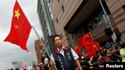 中華統一促進黨2016年5月18日在台北街頭揮舞五星紅旗(资料照)